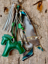 Charger l'image dans la galerie, Bijou de sac "Cheval Sapin"
