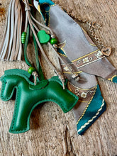 Charger l'image dans la galerie, Bijou de sac "Cheval Sapin"
