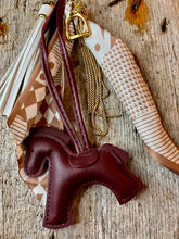 Charger l'image dans la galerie, Bijou de sac "Cheval Lie de Vin"
