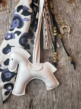 Charger l'image dans la galerie, Bijou de sac "Cheval Blanc"
