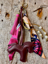 Charger l'image dans la galerie, Bijou de sac "Cheval Lie de Vin"
