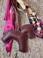 Charger l'image dans la galerie, Bijou de sac "Cheval Lie de Vin"
