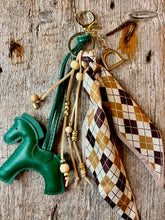 Charger l'image dans la galerie, Bijou de sac "Cheval Sapin"
