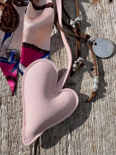 Charger l'image dans la galerie, Bijou de sac "Coeur Rose"

