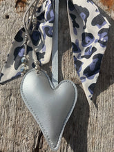 Charger l'image dans la galerie, Bijou de sac "Coeur d'Argent"
