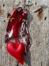Charger l'image dans la galerie, Bijou de sac "Coeur Rouge"
