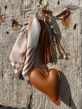 Charger l'image dans la galerie, Bijou de sac "Coeur Cognac"
