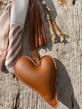 Charger l'image dans la galerie, Bijou de sac "Coeur Cognac"
