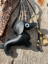Charger l'image dans la galerie, Bijou de sac "Black Teckel"
