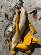 Charger l'image dans la galerie, Bijou de sac "Yellow Teckel"
