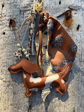 Charger l'image dans la galerie, Bijou de sac "Teckel Arlequin Fauve"
