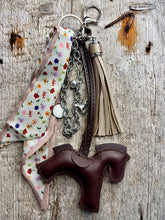 Charger l'image dans la galerie, Bijou de sac "Cheval Chocolat"
