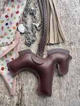 Charger l'image dans la galerie, Bijou de sac "Cheval Chocolat"
