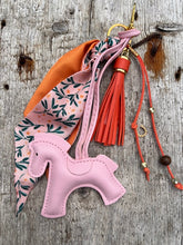 Charger l'image dans la galerie, Bijou de sac "Cheval Rose"

