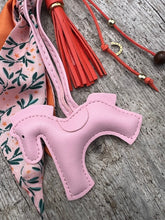 Charger l'image dans la galerie, Bijou de sac "Cheval Rose"
