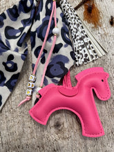 Charger l'image dans la galerie, Bijou de sac "Cheval Fuchsia"
