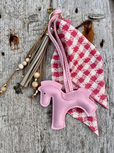 Charger l'image dans la galerie, Bijou de sac "Cheval Rose"
