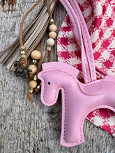 Charger l'image dans la galerie, Bijou de sac "Cheval Rose"
