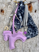 Charger l'image dans la galerie, Bijou de sac "Cheval Lilas"
