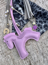 Charger l'image dans la galerie, Bijou de sac "Cheval Lilas"
