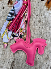 Charger l'image dans la galerie, Bijou de sac "Cheval Fuchsia"

