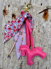 Charger l'image dans la galerie, Bijou de sac "Cheval Fuchsia"
