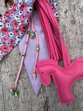 Charger l'image dans la galerie, Bijou de sac "Cheval Fuchsia"

