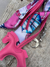 Charger l'image dans la galerie, Bijou de sac "Cheval Fuchsia"
