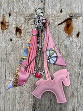 Charger l'image dans la galerie, Bijou de sac "Cheval Rose"
