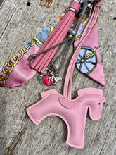 Charger l'image dans la galerie, Bijou de sac "Cheval Rose"
