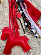 Charger l'image dans la galerie, Bijou de sac "Cheval Rouge"
