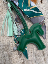 Charger l'image dans la galerie, Bijou de sac "Cheval Vert Sapin"
