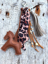 Charger l'image dans la galerie, Bijou de sac "Cheval Cognac"

