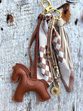 Charger l'image dans la galerie, Bijou de sac "Cheval Cognac"
