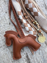 Charger l'image dans la galerie, Bijou de sac "Cheval Cognac"
