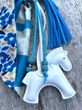 Charger l'image dans la galerie, Bijou de sac "Cheval Blanc"
