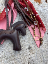 Charger l'image dans la galerie, Bijou de sac "Cheval Chocolat"
