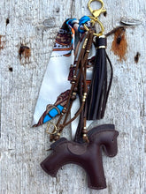 Charger l'image dans la galerie, Bijou de sac "Cheval Chocolat"
