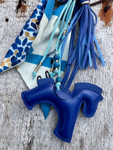 Charger l'image dans la galerie, Bijou de sac "Cheval Bleu Foncé"
