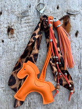 Charger l'image dans la galerie, Bijou de sac "Cheval Orange"
