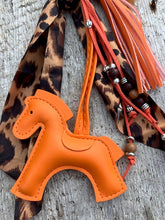 Charger l'image dans la galerie, Bijou de sac "Cheval Orange"
