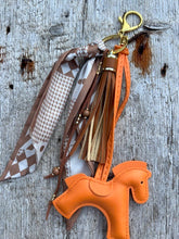 Charger l'image dans la galerie, Bijou de sac "Cheval Orange"

