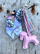 Charger l'image dans la galerie, Bijou de sac "Cheval Rose"
