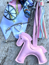 Charger l'image dans la galerie, Bijou de sac "Cheval Rose"
