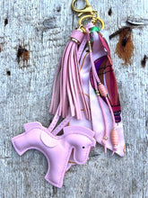 Charger l'image dans la galerie, Bijou de sac "Cheval Rose"

