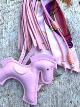 Charger l'image dans la galerie, Bijou de sac "Cheval Rose"
